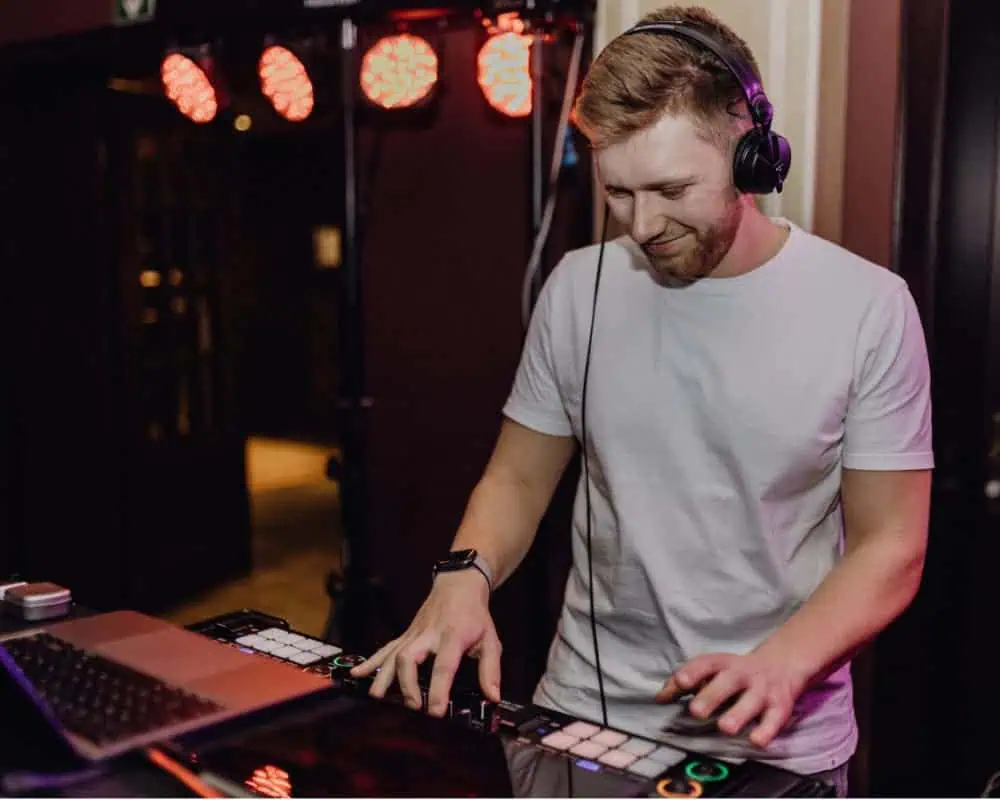 DJ Felix am DJ-Pult
