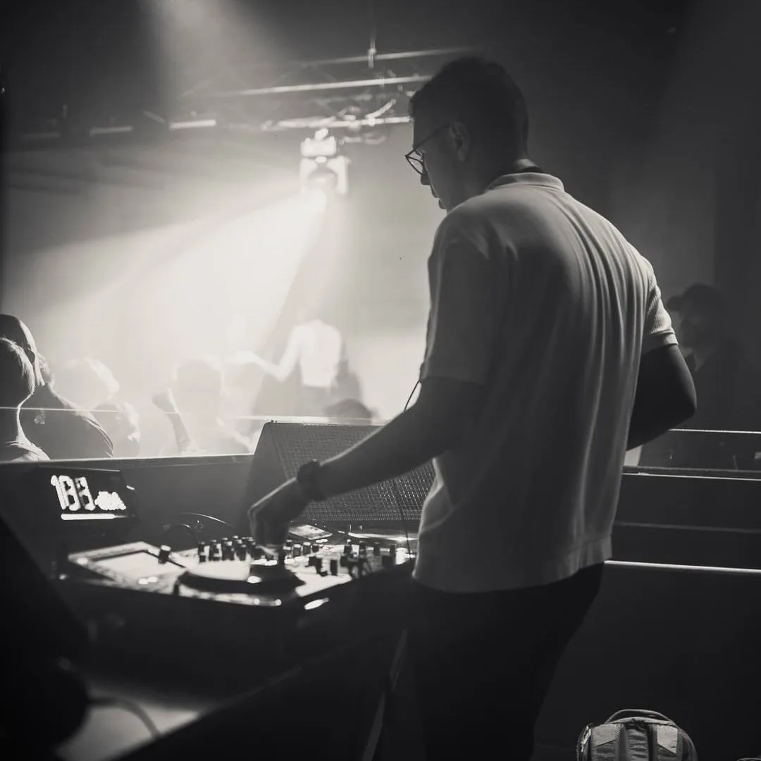 DJ am Pult im Gegenlicht, schwarzweiß
