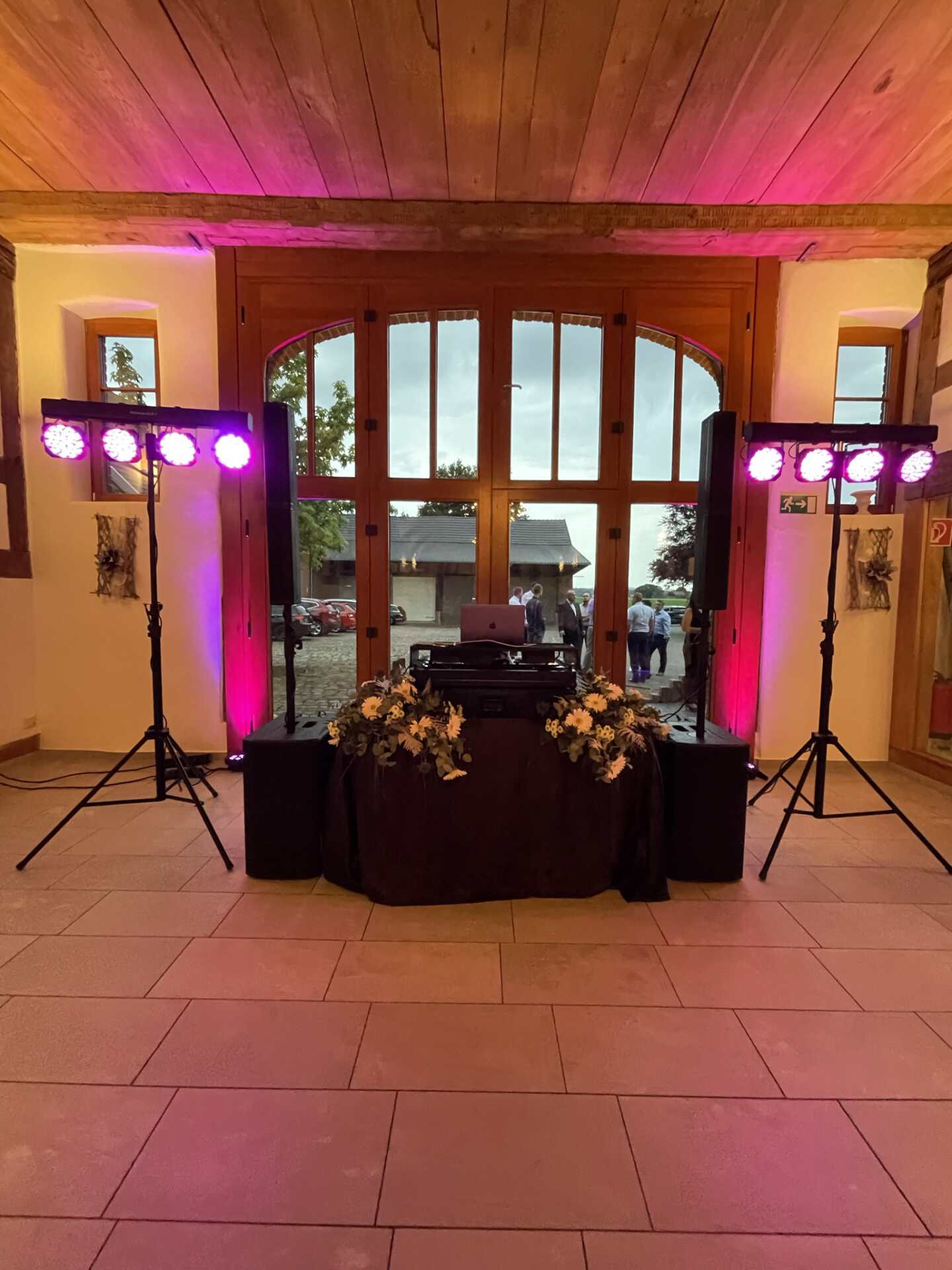 DJ-Aufbau von FP-Events mit Ton- und Lichttechnik auf einer Feier in Herford