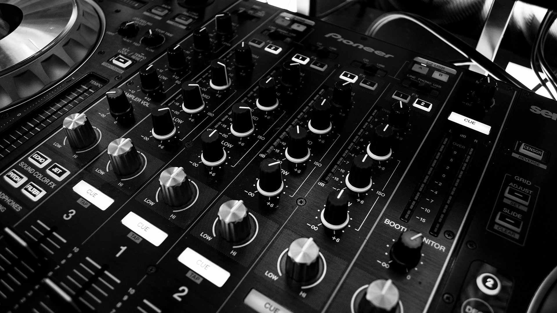 DJ am Pult vor voller Tanzfläche